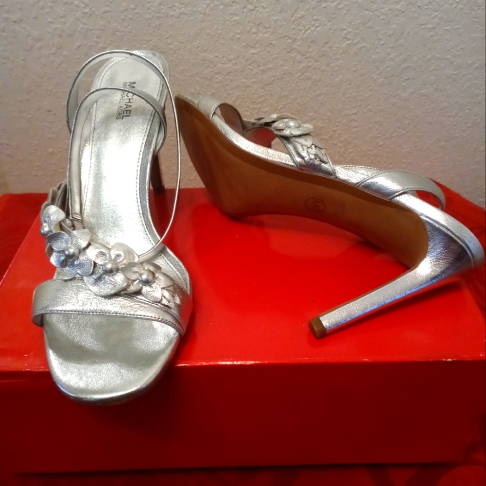 Elegant high heel with floral design perfect for the holidays.